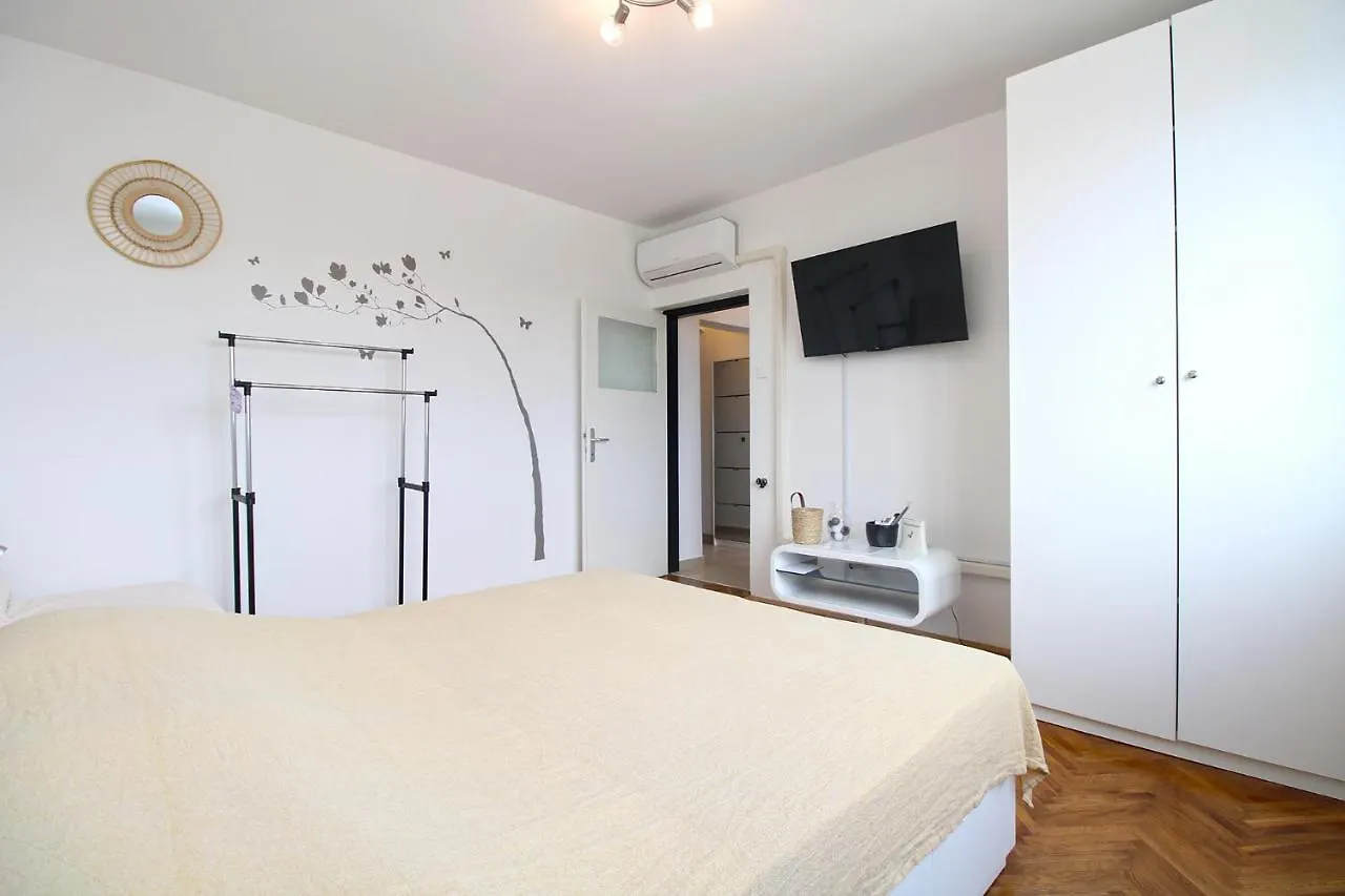 Apartment Dragan 2296 Pula 0*,